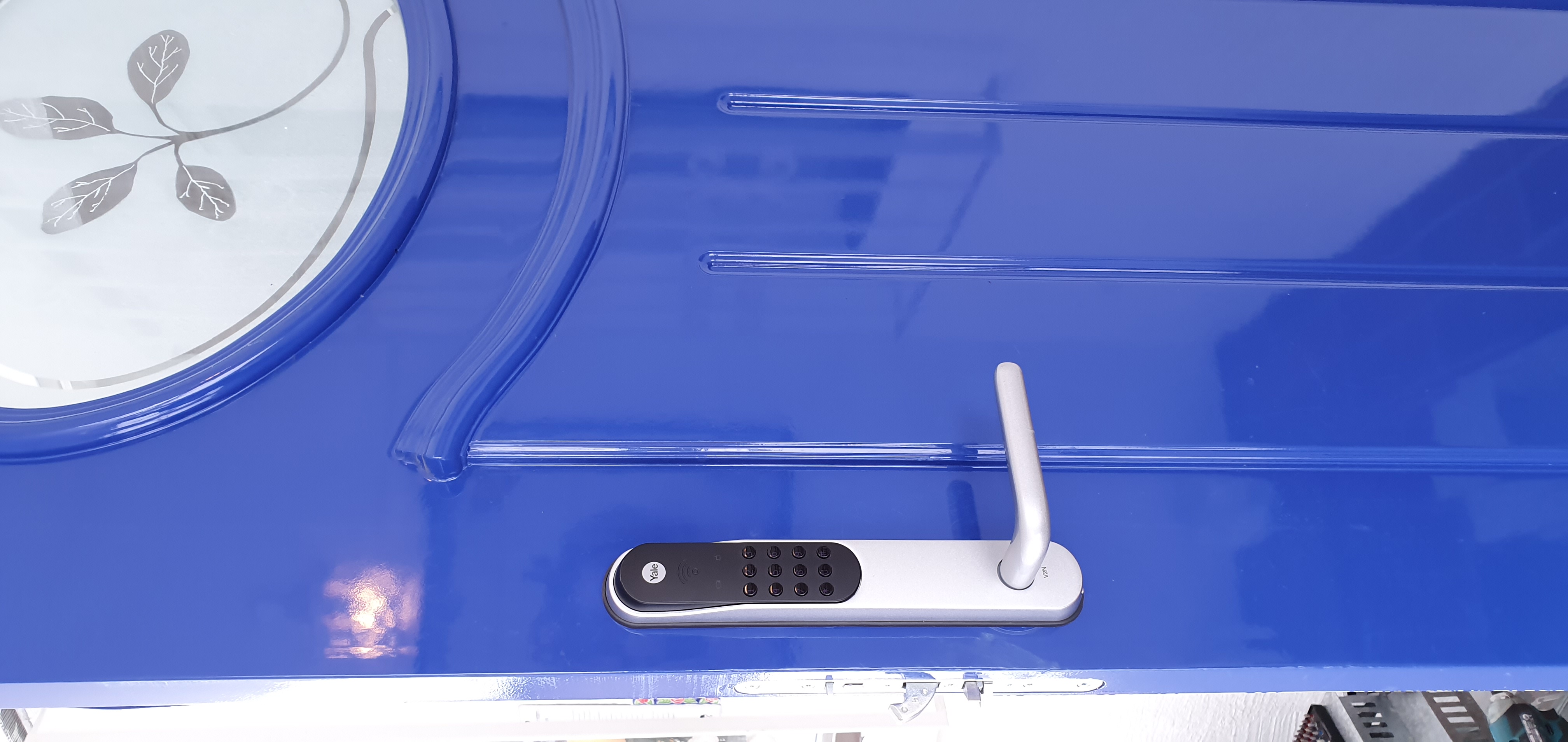 Blå dør med elektronisk lås