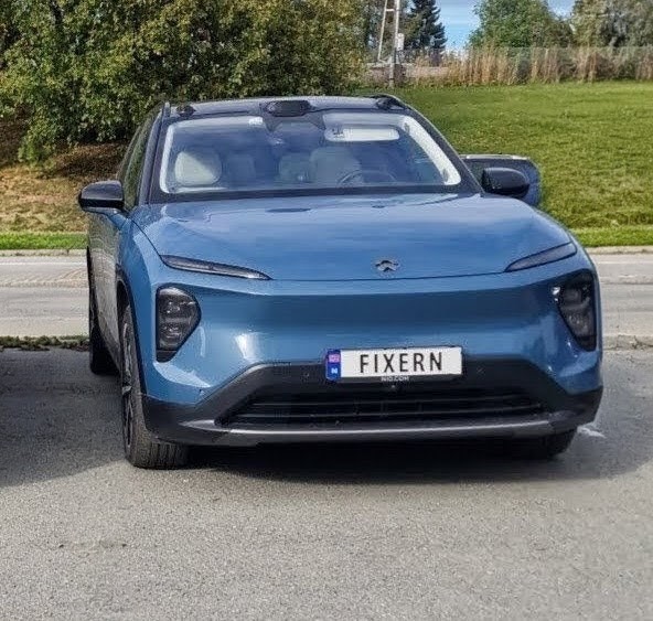 Låsfixer'n servicebil med logo og telefonnummer